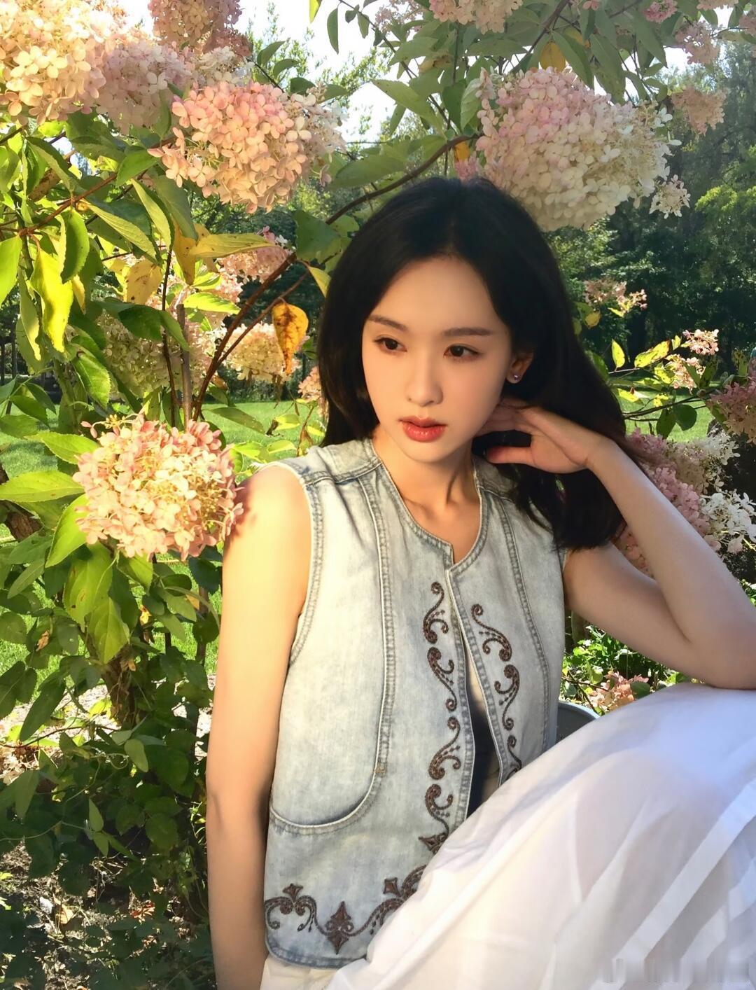 陈都灵这个白切黑眼神 陈都灵这个白切黑眼神太绝了！每一帧都美得惊人，白幼薇国王感
