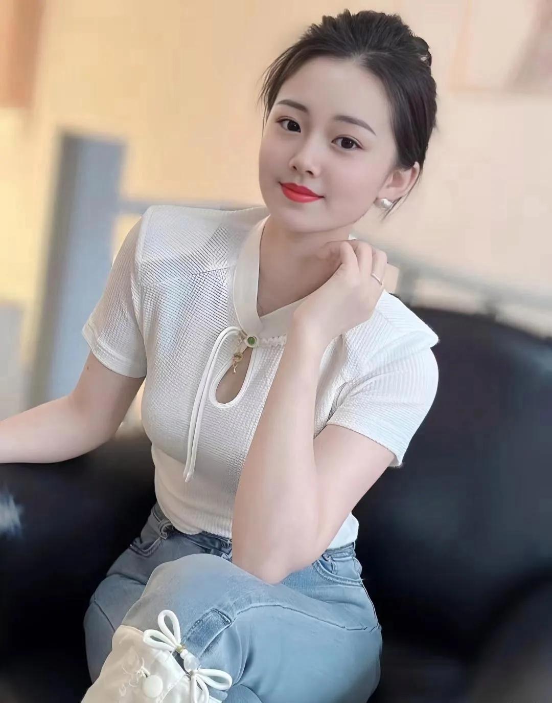 遇见你，是时光给予我的一场意外；
而喜欢上你，是我深藏已久的期待。