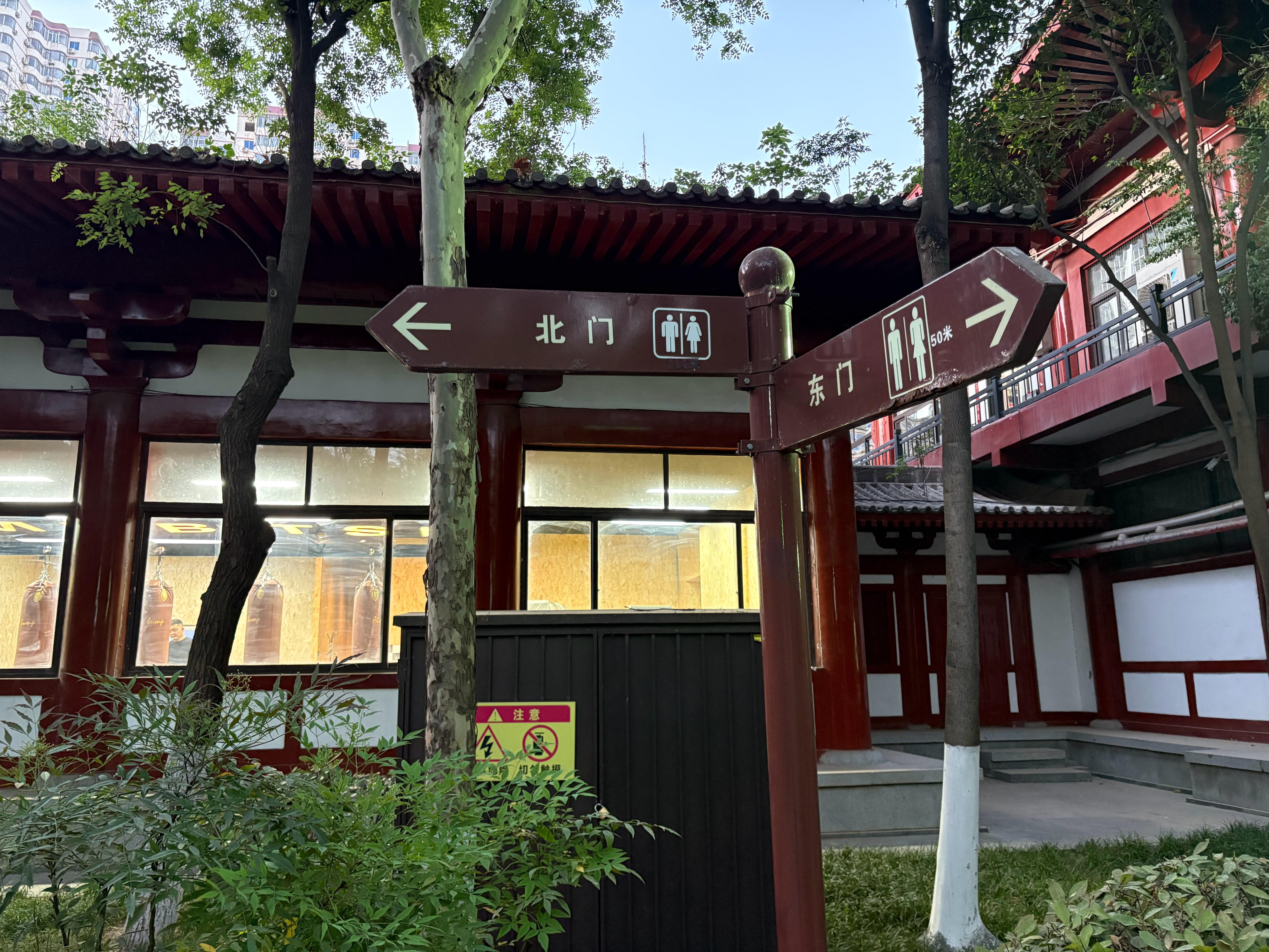 什么是挖人？一个擦盘子的小海狗，假设月薪2800，现在有一个老板在你店里吃饭，看