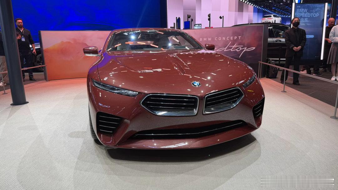 宝马在中国正处在一个关键的转折点上，而且非常复杂且具有挑战性。我们从车展现场的展