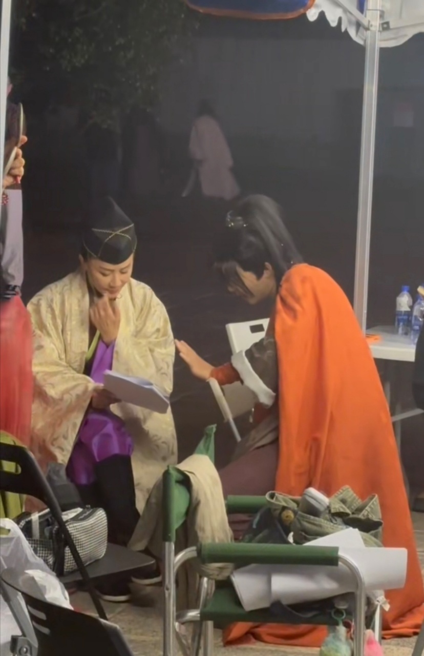 柯淳也是和刘嘉玲演上笑傲江湖了之前就凭借短剧走红，后来参加综艺和宁静、刘嘉玲等前