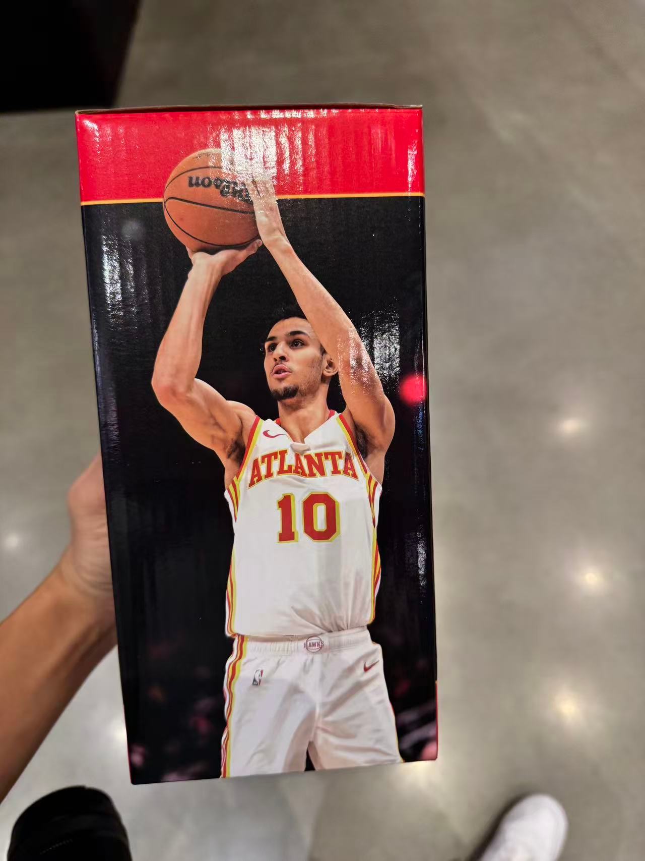 前方报道今天老鹰主场也是给冒着大雪来看球的老鹰球迷们准备了里萨谢的摇头娃娃chi