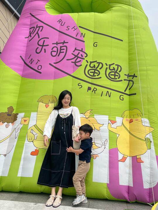 拉着妈妈衣角的小男孩长大咯！儿童节快乐！