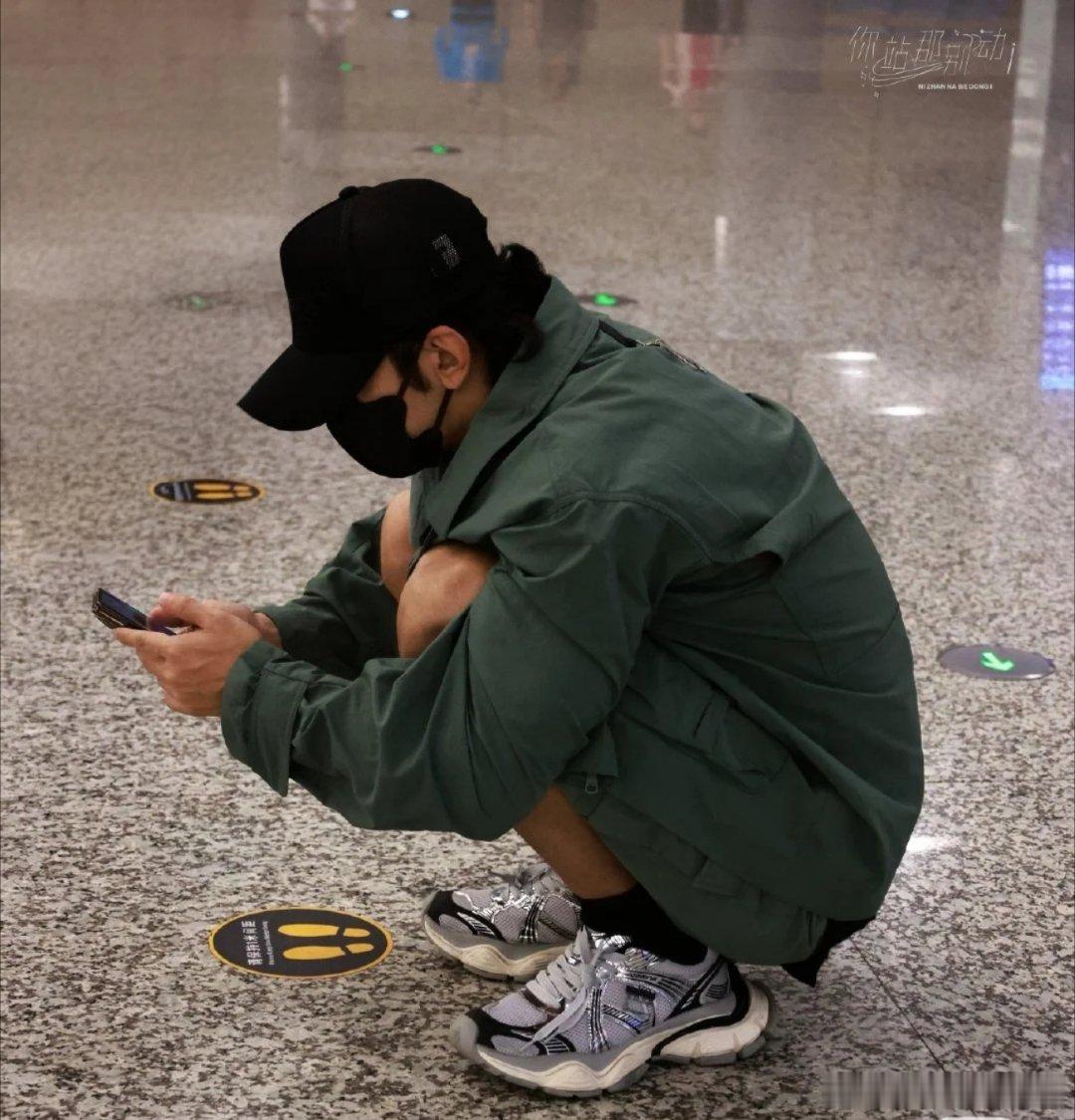 我的天，肖顺尧这样蹲着好可爱啊，小不点一个，趁他不备，老子一把给他后脖领的商标用