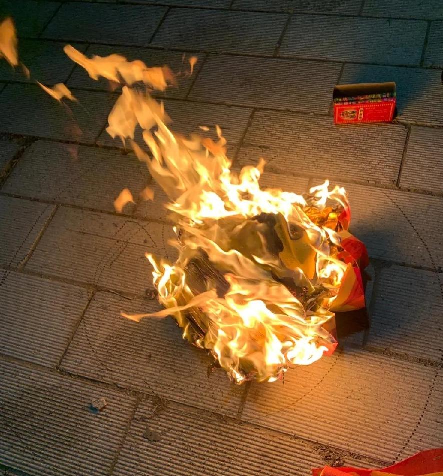 中元节的“钱一一途"

今天七月十五中元节，满街都是开车回老家上坟的人，路边卖祭