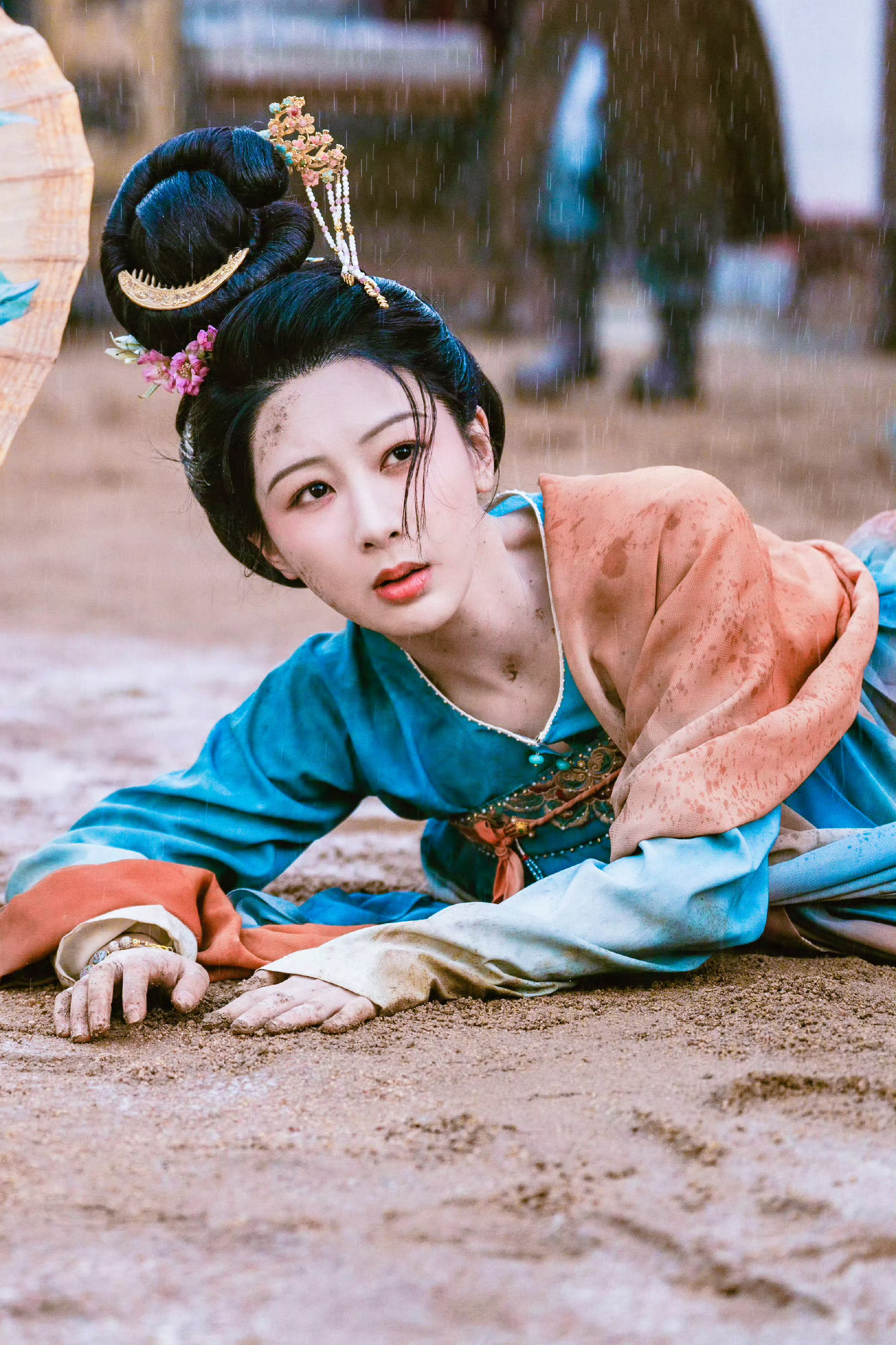 杨紫演技细节杨紫演技细节处理的很棒：何惟芳入狱时被鞭笞后即便身受重伤，蒋君欲将何