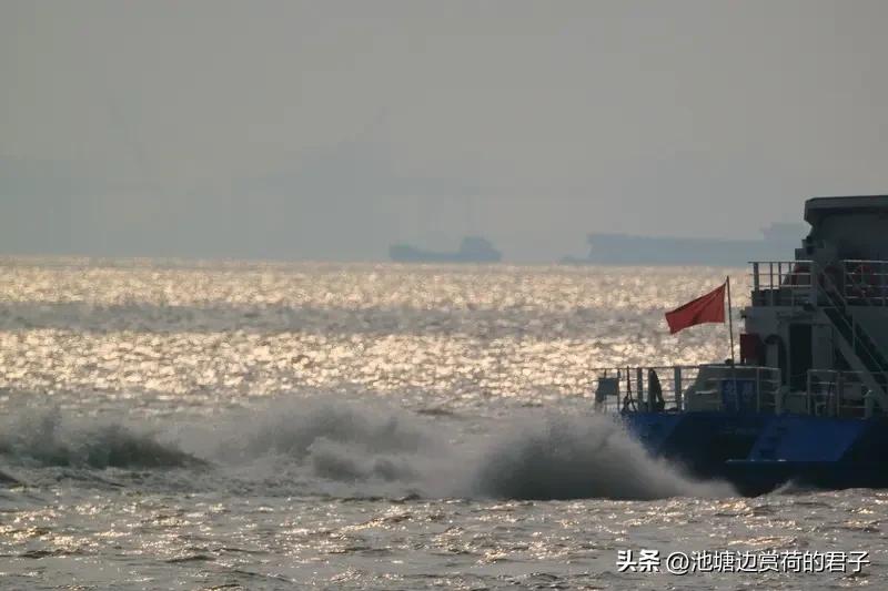 看到“扬帆不惧千重浪”这个上联，我脑海里瞬间就有了下联的灵感。上联描绘了一种乘风