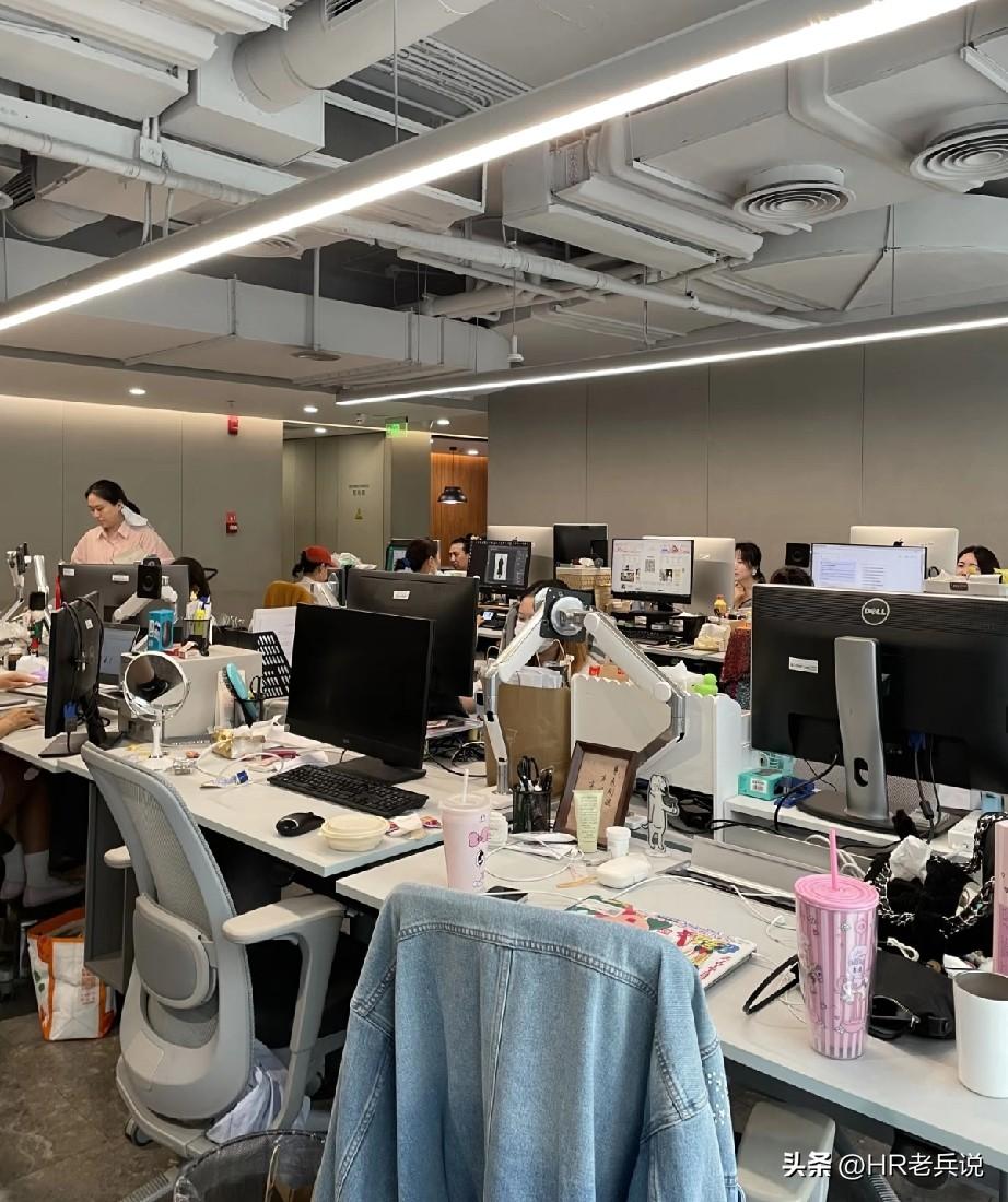上午跟面了一个客服主管候选人，看简历上家公司工作8年，hr总监问离职原因：自己8