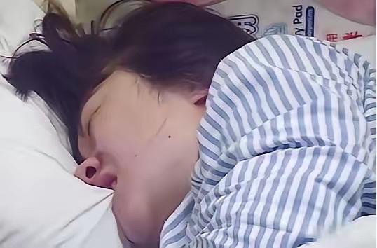 河南一聋哑女子难产，医生解开衣服一瞬间，肚子上面写着：“如果有危险，请先保孩子，