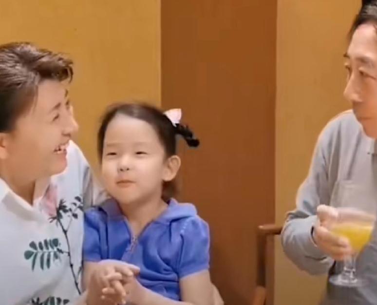 闫学晶带着小女儿和冯巩聚餐，饭桌上冯巩看着闫学晶怀里的小姑娘，张口就开玩笑说：“