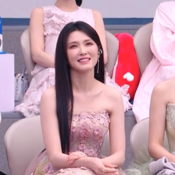 徐洁儿穿了花裙子徐洁儿裙子上都是花 徐洁儿浪姐二公舞台穿了一身花～太美了吧！ 