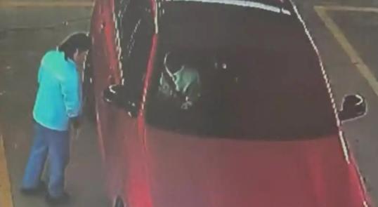 湖北孝感，一宝马车主在加油站加了400块的油，副驾女子想扫码结账，因为员工正给其