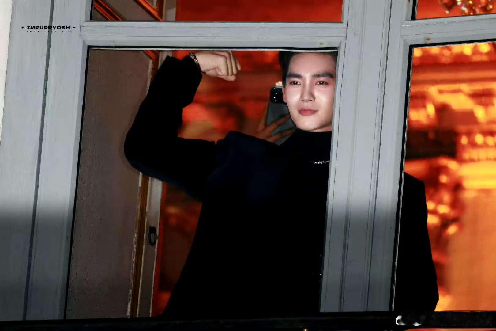 #于适巴黎活动直拍# 于适在尚美巴黎活动直拍每一帧都能封神！他穿梭在人群中，大方