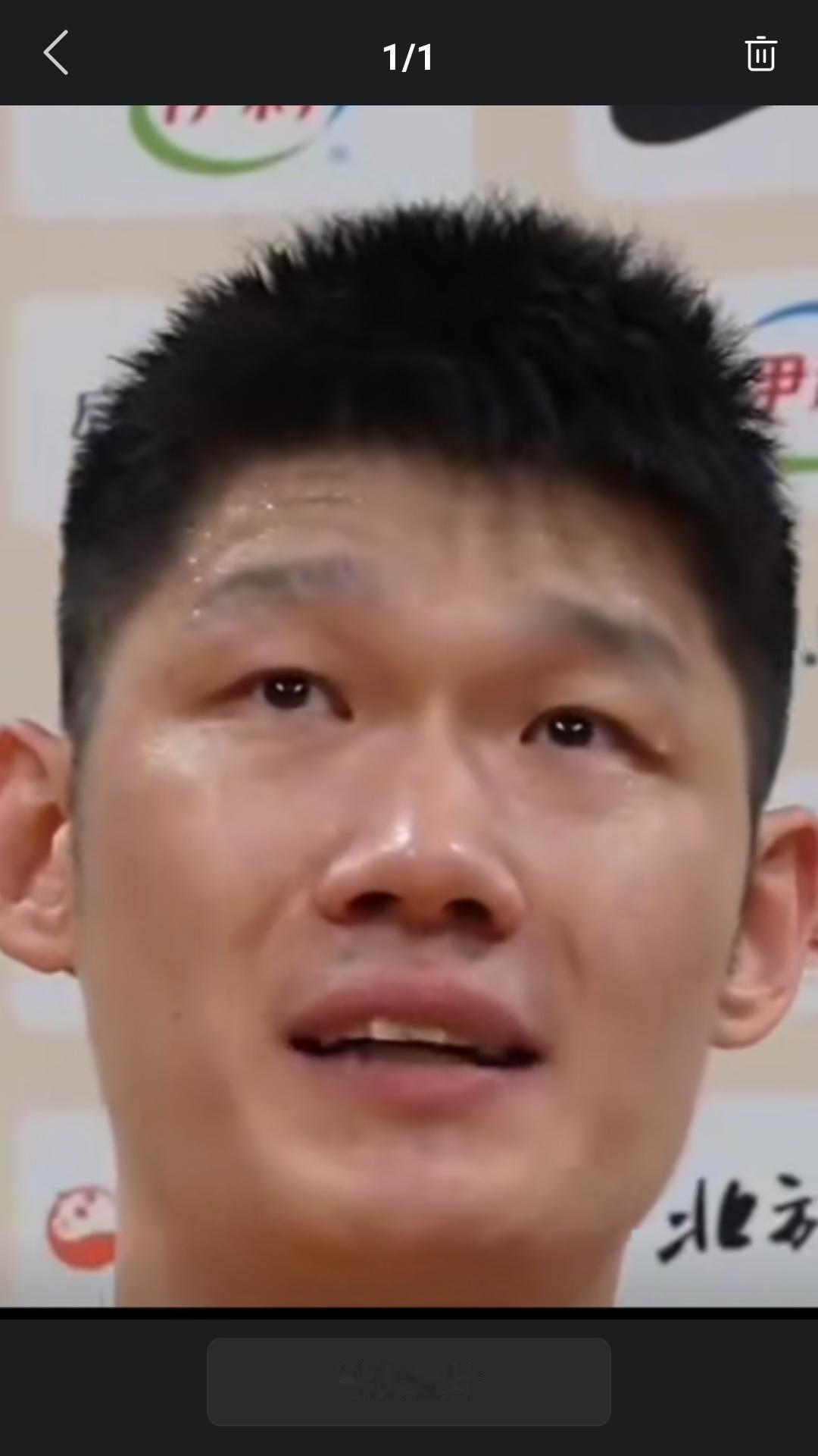 【中国男篮主场惨败日本队，赛后胡金秋接受媒体时眼含泪水，心有不甘。】大秋说:通过