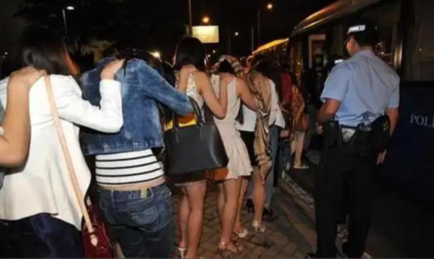 六个人，三个人世界冠军，另外两个是陪练。
你以为她们不想当冠军吗？你错了。不是不