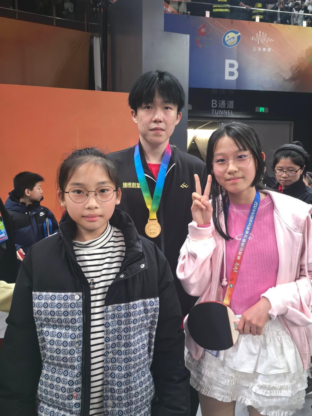 乒超和小朋友合影，给小朋友签名的王楚钦，板正耶耶[全力以赴][全力以赴] 