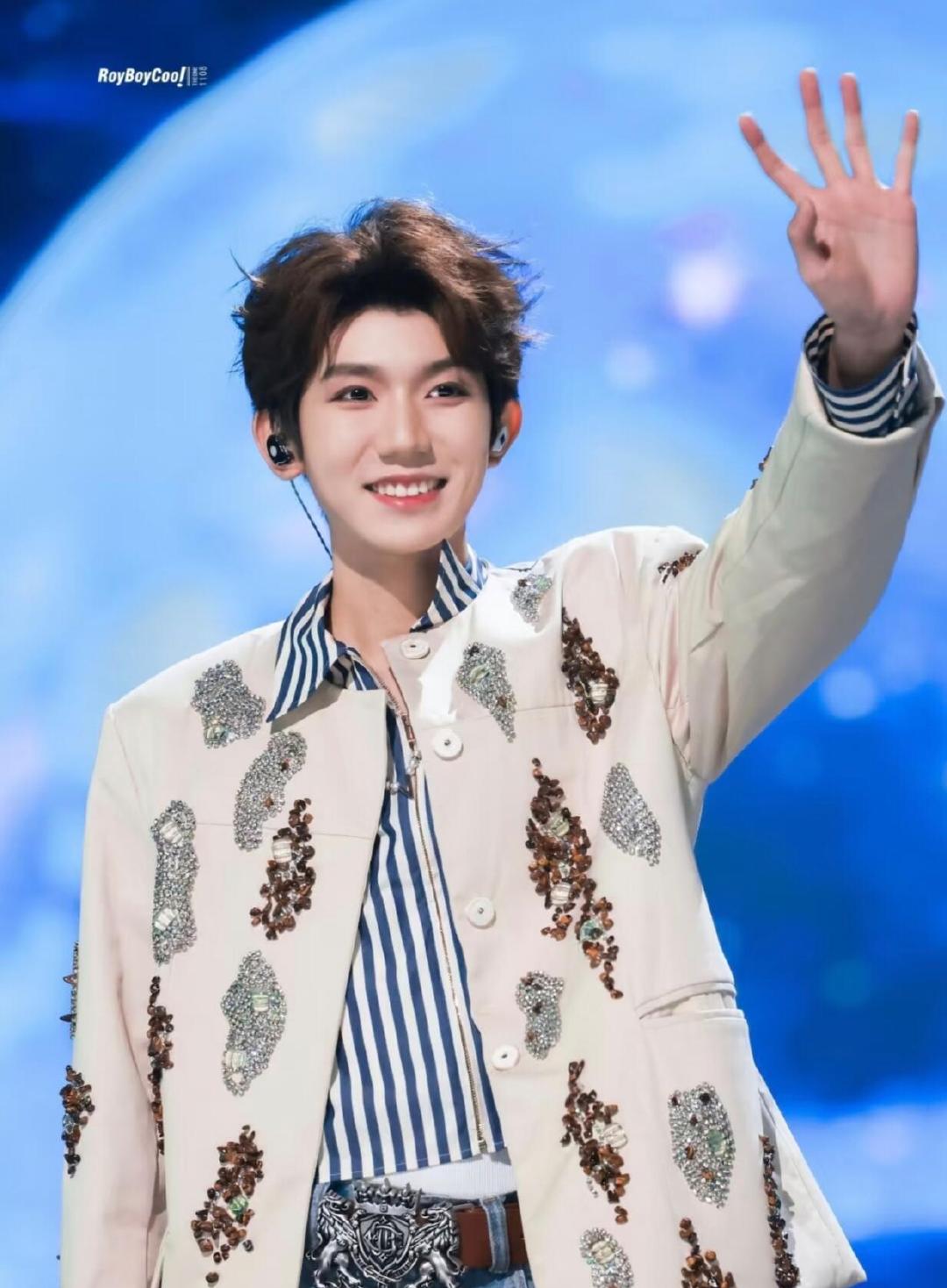 王源三连开为自己感到骄傲王源为自己感到骄傲一曲《骄傲》戳中全场泪点，王源谈及三连