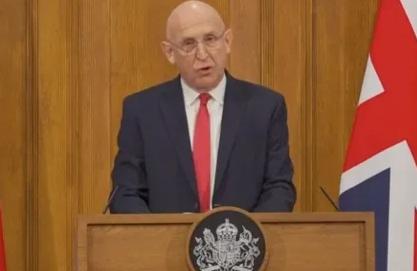 美国刚放完“要从欧洲撤军”的狠话，英国就急急忙忙跳出来打圆场，这波操作真的把人看