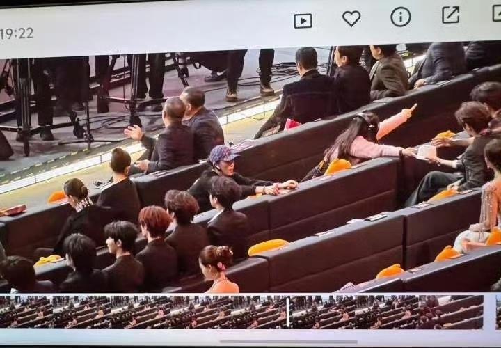 微博之夜那张被公然挪走的沙发名牌，捅破了娱乐圈最后一层窗户纸。
肖战选择站着，而