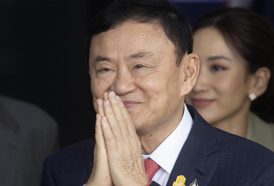 佩通坦下台，原先回到泰国的他信怕被重新清算，于是连夜逃出泰国。

他信因为之前被