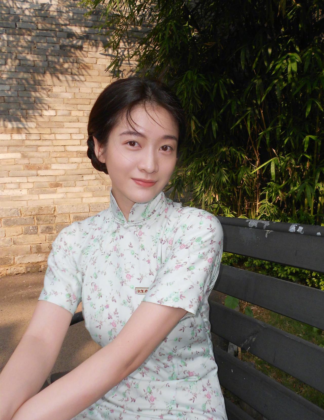 当张雪迎化身徐小妤，一身淡绿碎花旗袍，在旧式建筑前定格。 是初见时的惊鸿一瞥，也