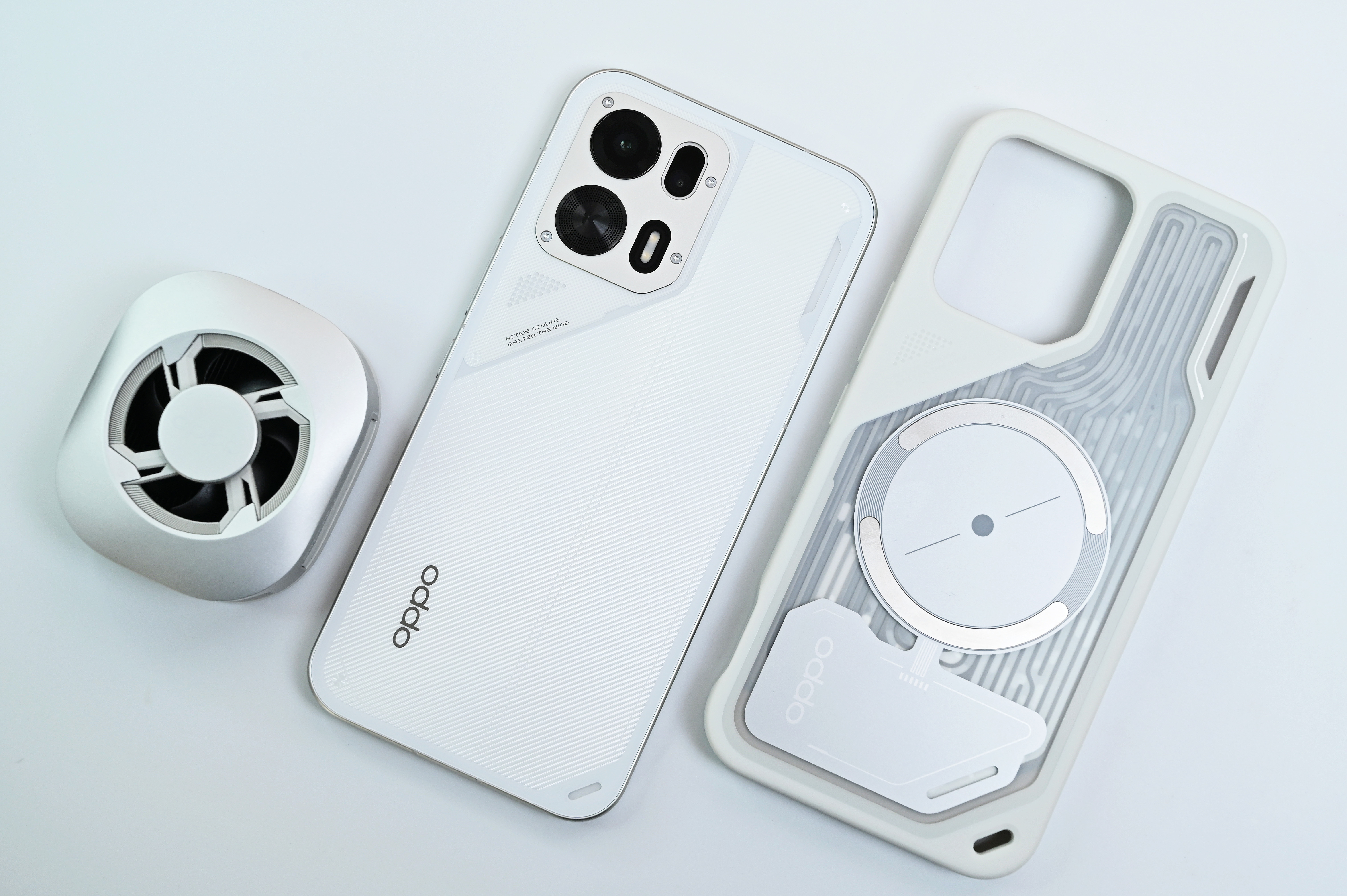 先给大家分享一组OPPO K15 Pro+赛博光翼配色图赏，这是一台“总想背面朝