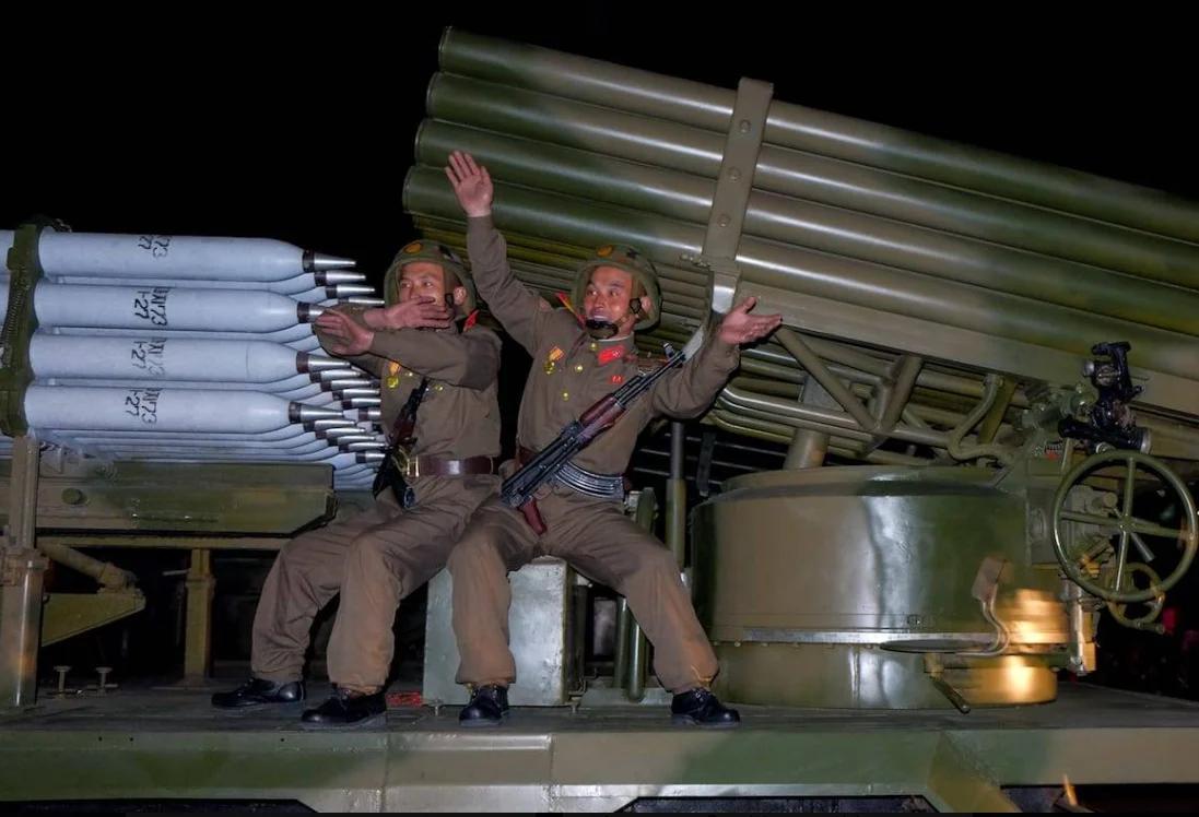 阅兵后的朝鲜士兵与火箭炮