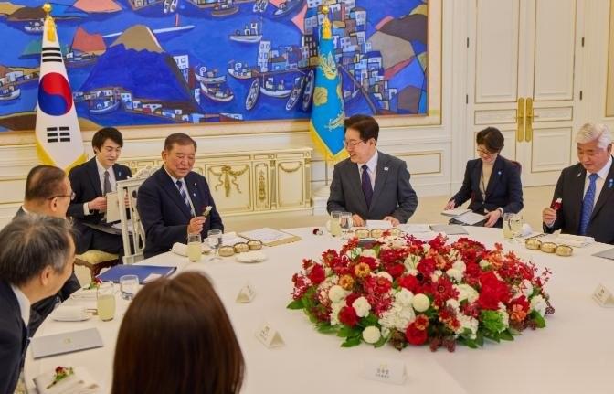 4月8日，韩国总统李在明在青瓦台请了一位特殊的客人吃午饭，不是现任日本首相高市早