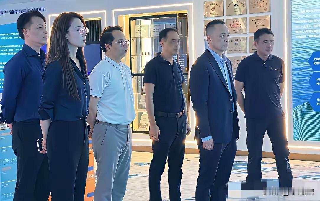 为什么所有领导视察工作，都要配上几个女性，领导陪同视察工作。
国外应该没那么重视