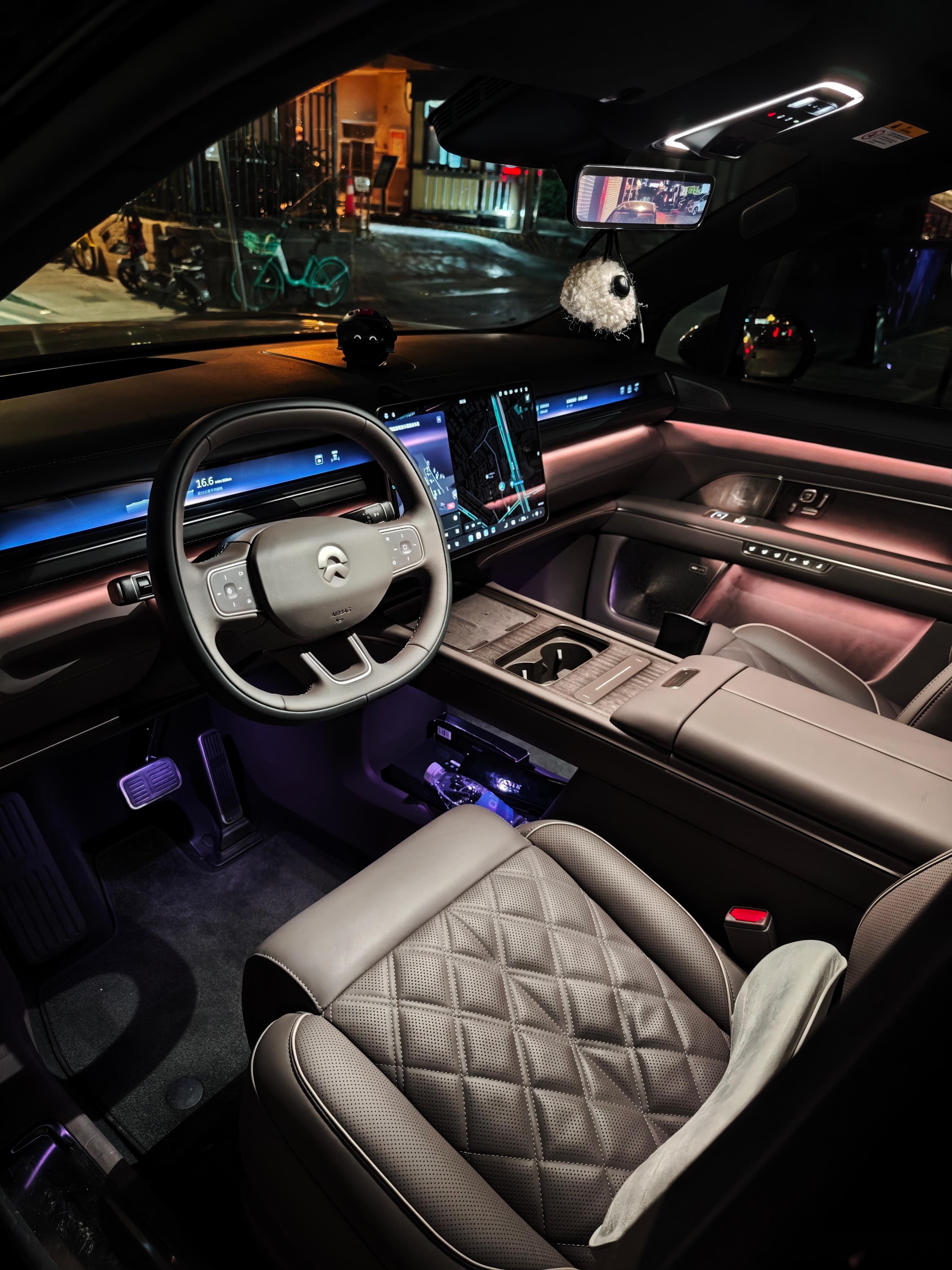 柳老师把我的蔚来ES8送回来了，小别胜新婚，还是这个内饰氛围好啊 棕色没选错，沉