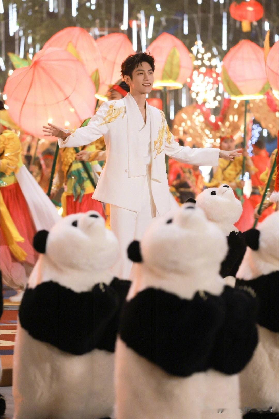 谁懂在央视春晚看到罗云熙眼前一亮的感觉啊！宜宾分会场的《立上游》一身非遗蜀绣，往