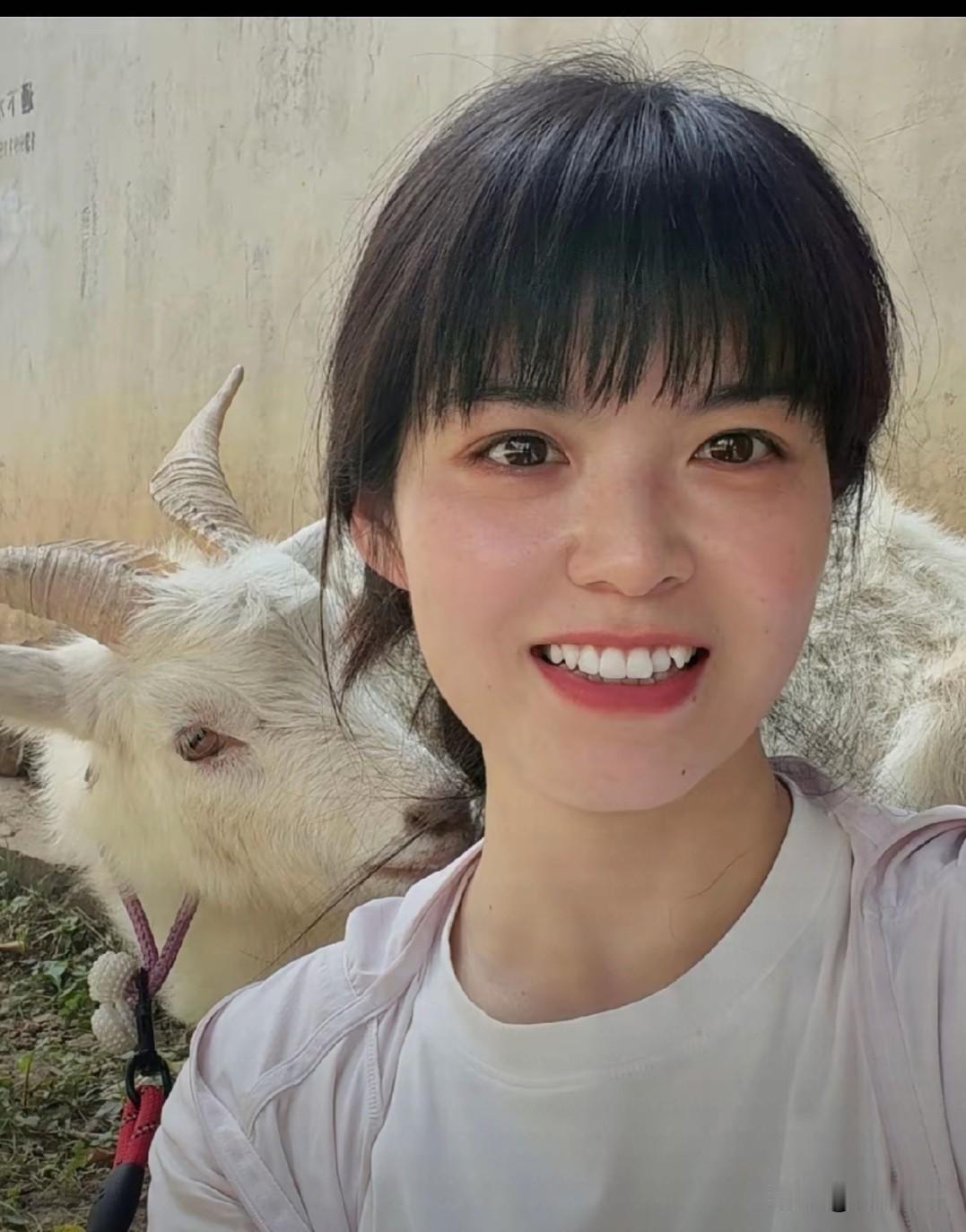 不得不说，带羊回西安的女孩火了，人美心善，长得挺漂亮的，耐看型