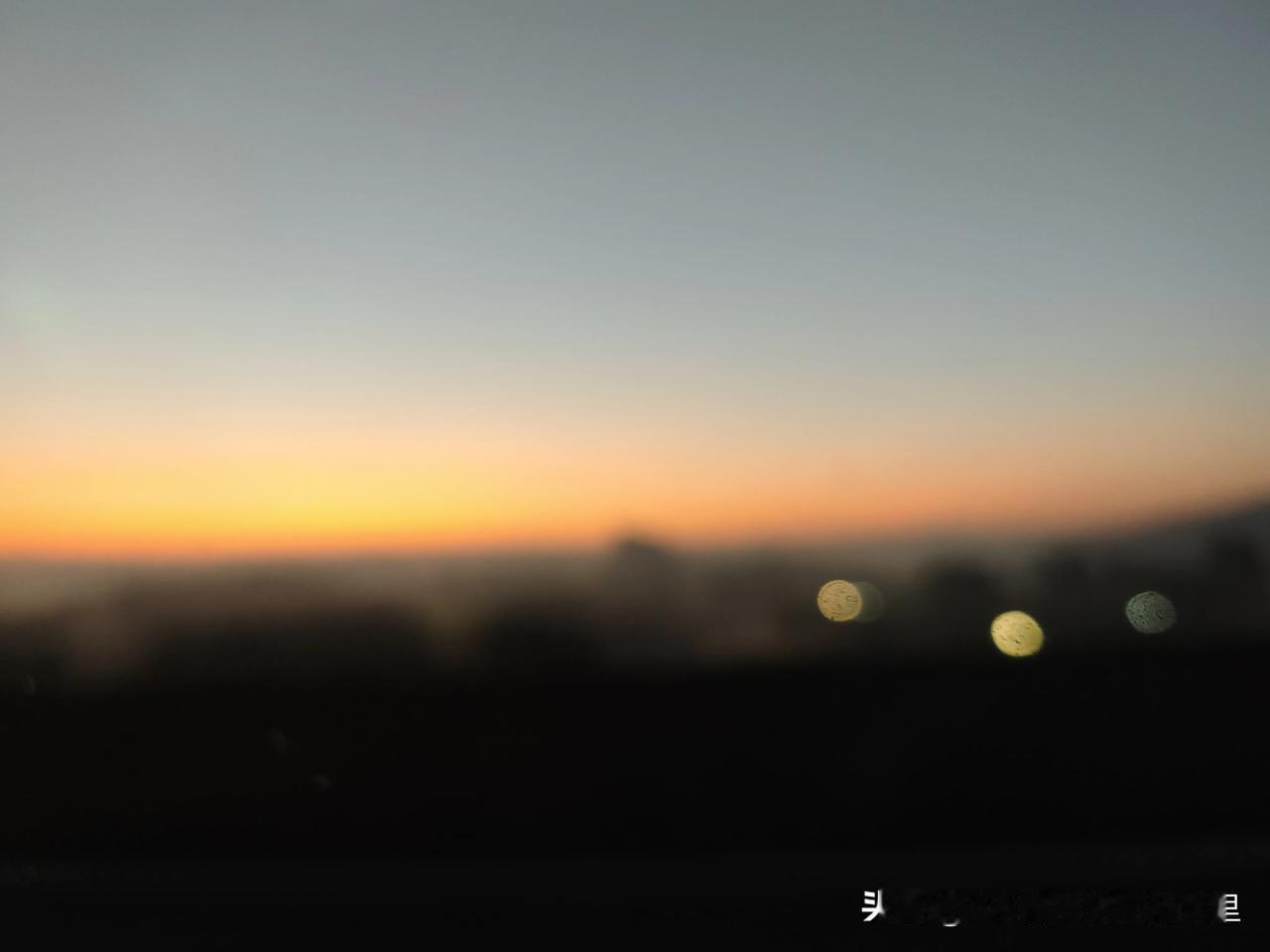 有个朋友跟我说，有学生上课一直讲话，老师问谁在说话，人家抬起头来说是你爹在说话。