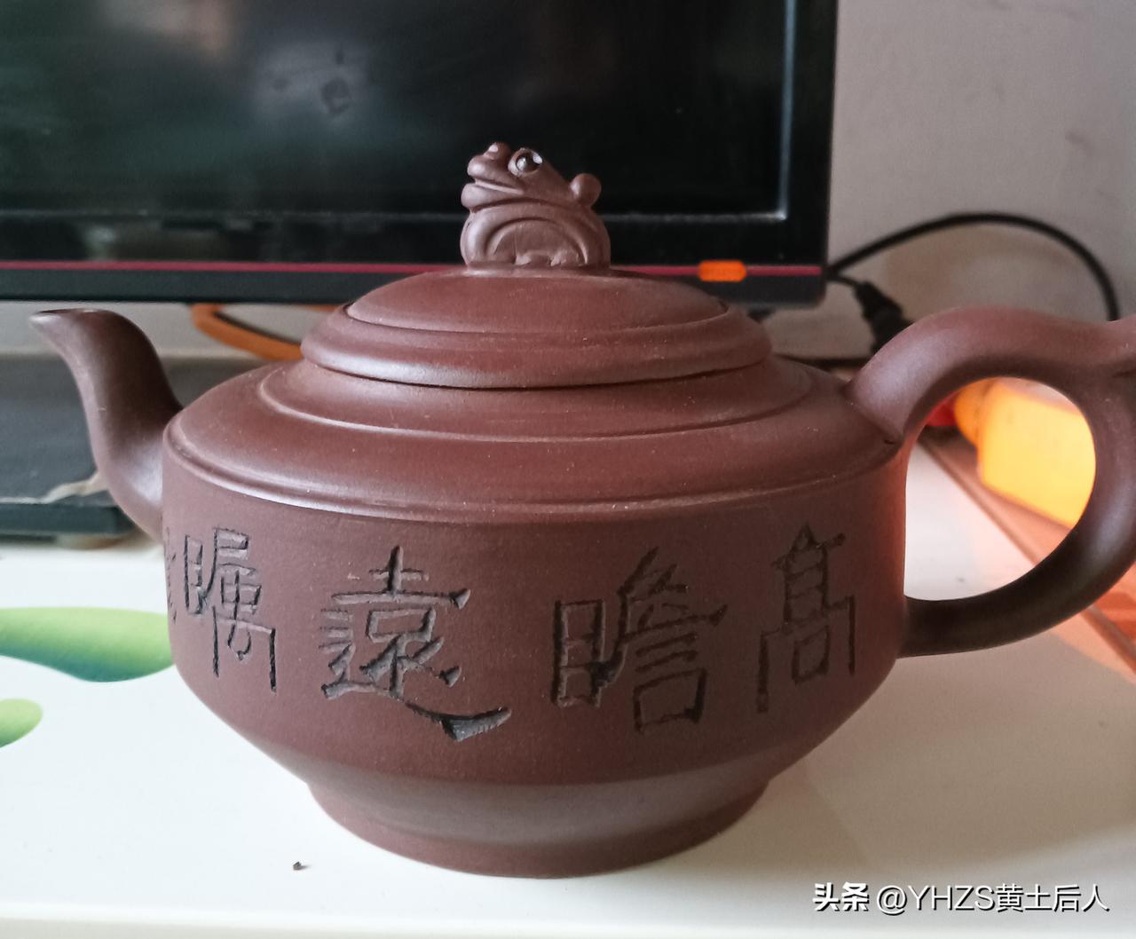 真紫砂壶具备的特点：第一，必须是名家制壶。第二，材质必须到位，第三，必须是手功制