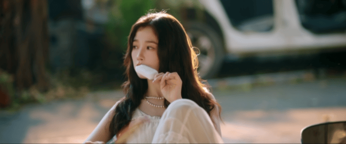 这剧拍出了只有小说妹懂的酸涩感 姜暮的勇敢热烈与靳朝的冷淡克制形成强烈对比，每次