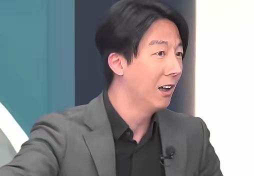 台湾资深媒体人黄扬明与民进党发言人吴峥在节目中爆发激烈口角。

黄扬明揪着民进党