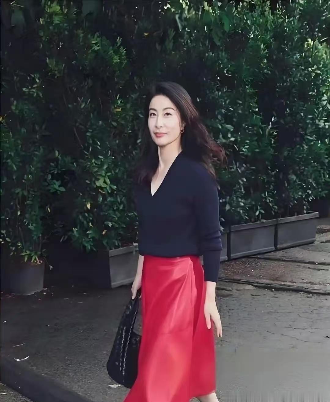 霍启刚傻眼‌：这还能‍是我老婆？郭晶晶米兰时装周﻿‍一亮相，⁠‎美‏‎‏到差‎‍