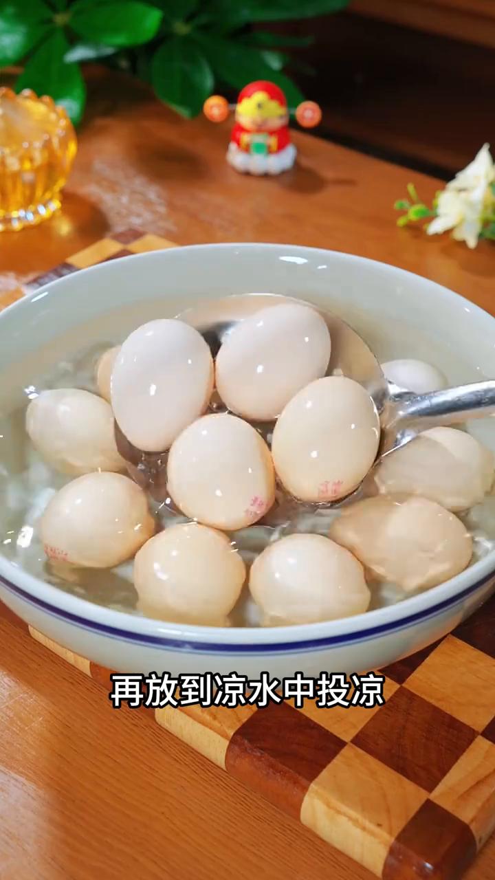 咸蛋黄焗鸡蛋。
大家注意看，以后鸡蛋不要总煮着吃了。今天在酒店吃饭的时候学了一个