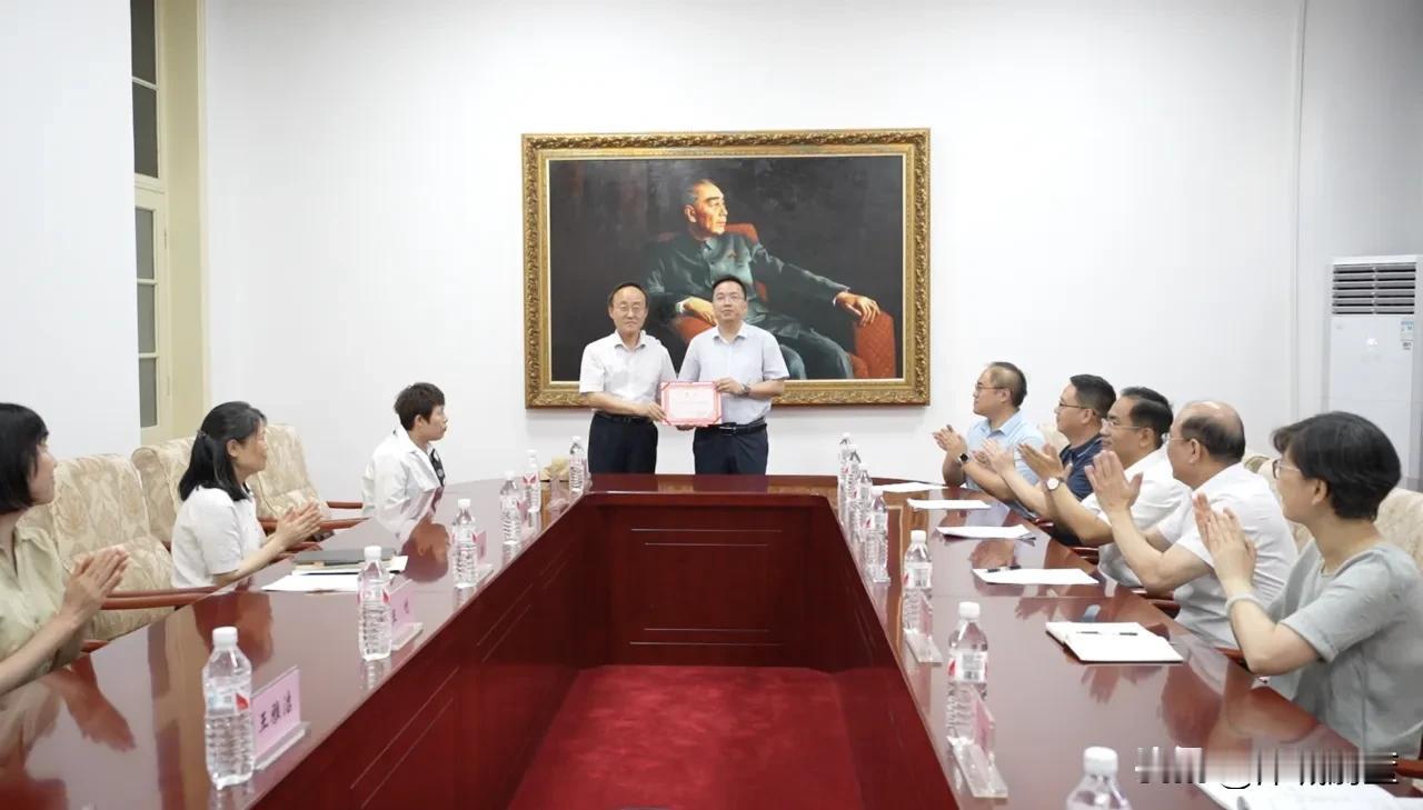 南开学校鹏飞学校聘任的校长，为南开中学副总校长-王平！
南开中学与天津南开学校鹏