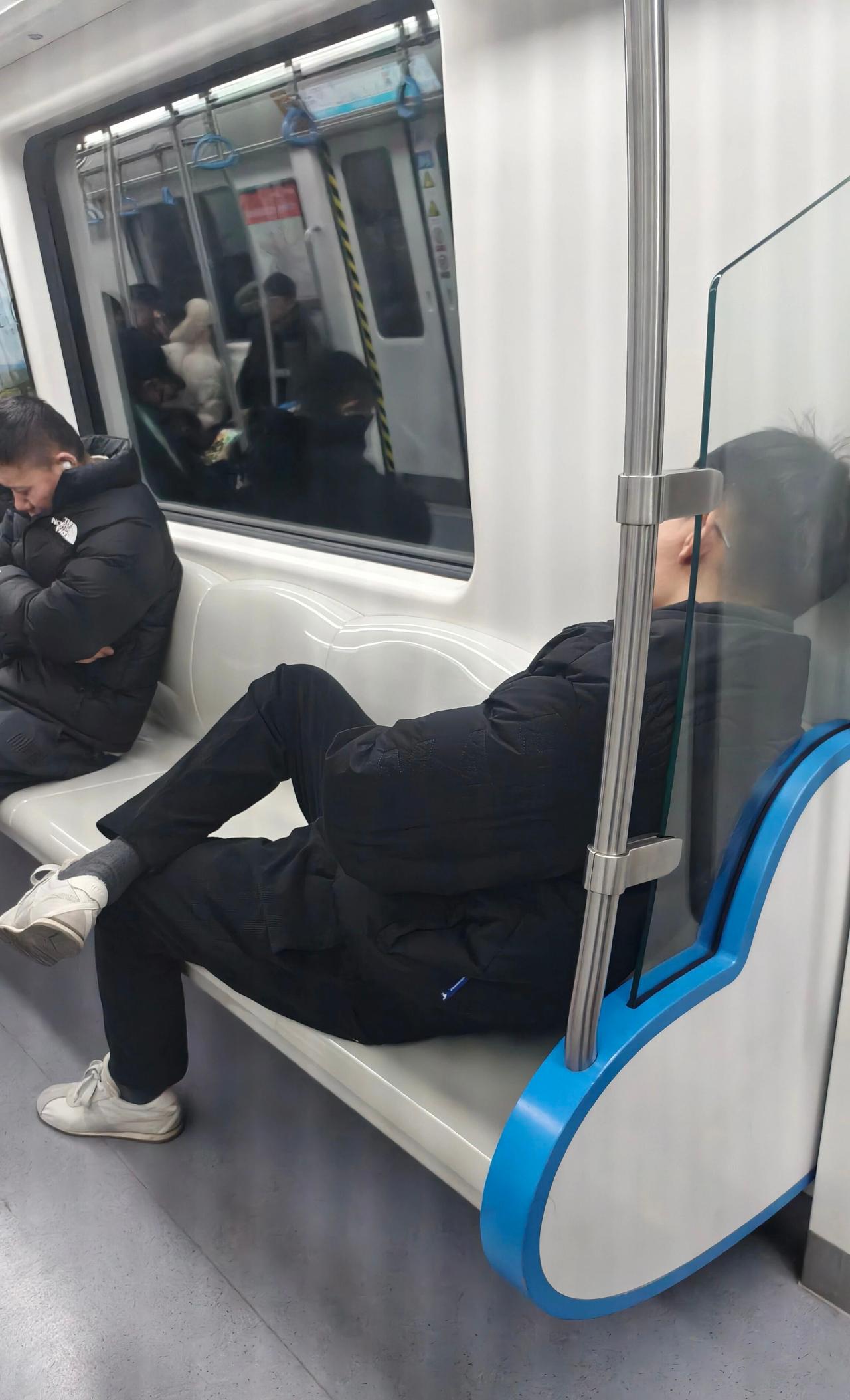 在地铁上看到这样一幕，有个年轻人半躺在座椅上，看样子像是睡着了。关键是他一个人占