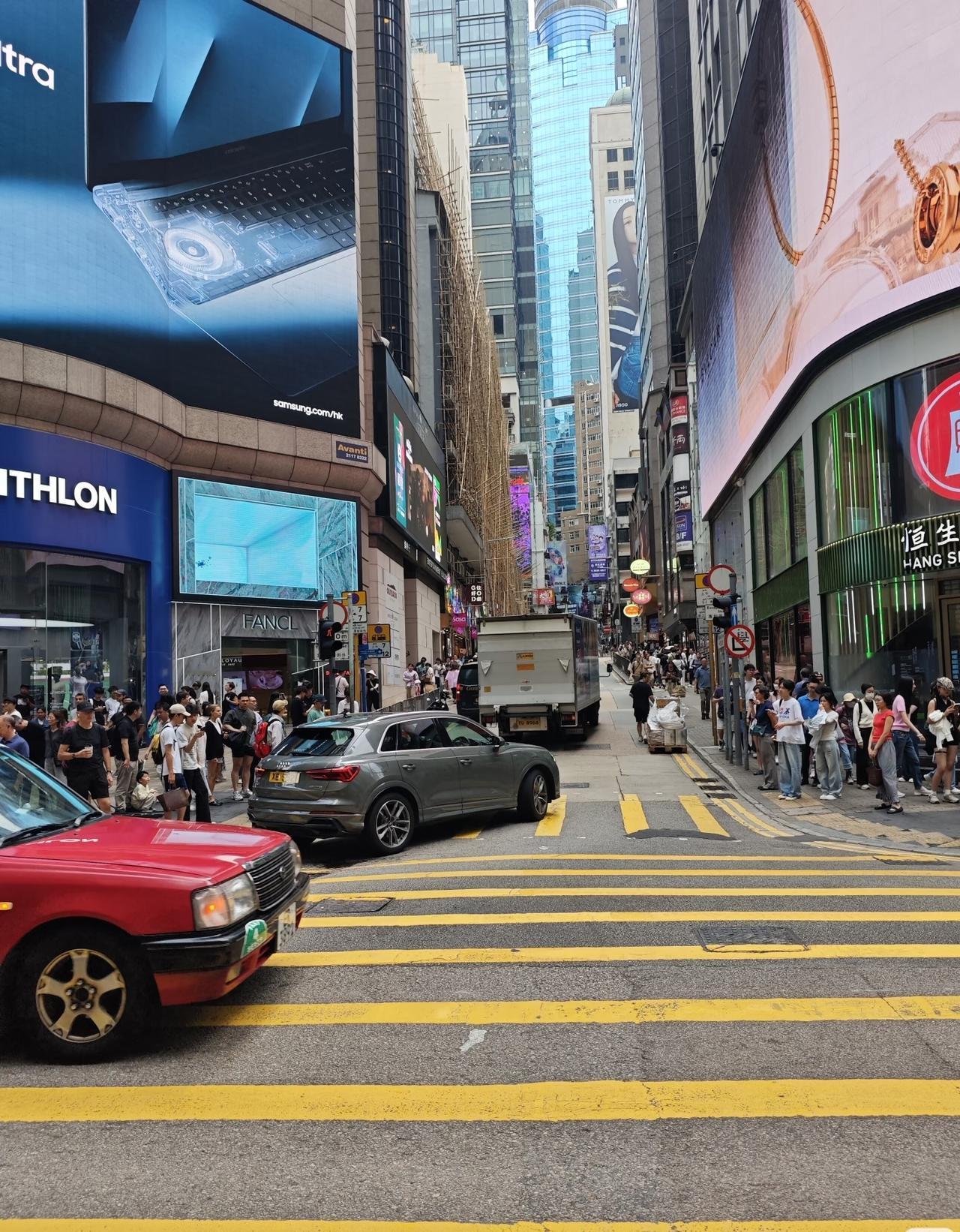 香港，卫生间到底在哪？
来香港最难受的就是找不到厕所，网络也时有时无的[流泪][