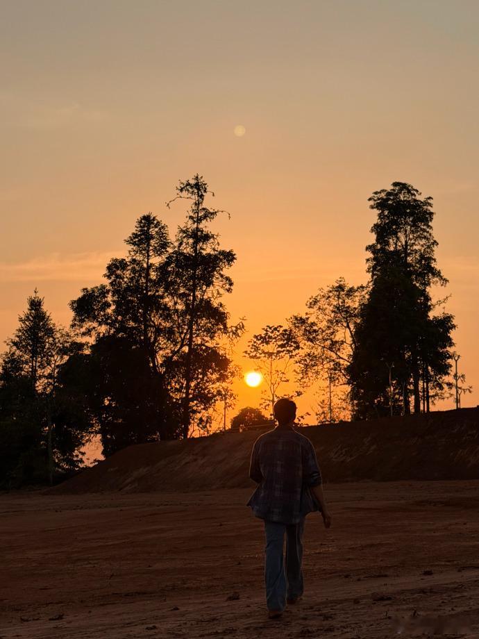 黄景瑜西双版纳plog黄景瑜用平凡的照片告别四月 黄景瑜的西双版纳plog好松弛