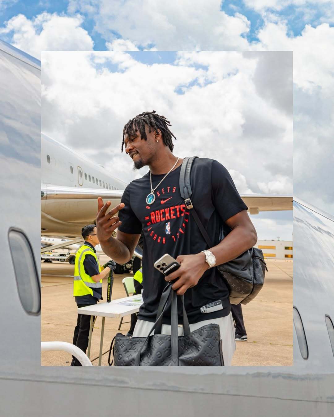 火箭队出发了，虽然先打两个客场，但由于湖人缺少两个绝对主力，目前各方面都更看好火