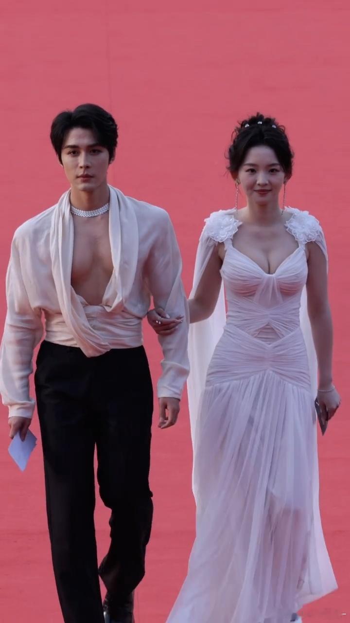 还是短国的人大方，敢穿敢露[馋嘴] ​​​