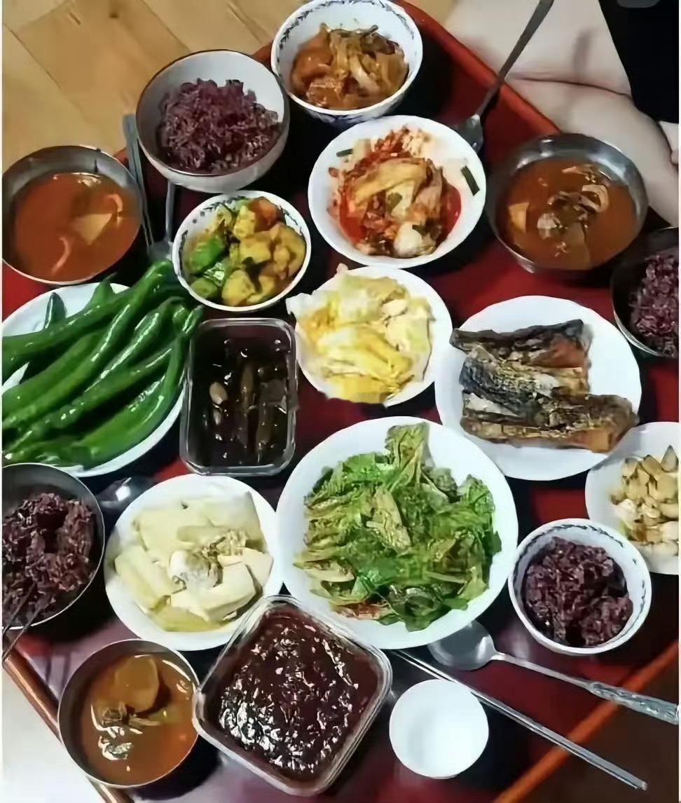 一位远嫁韩国的中国女子在朋友圈分享了她的日常：“婆婆亲手为我准备的精致午餐，让我