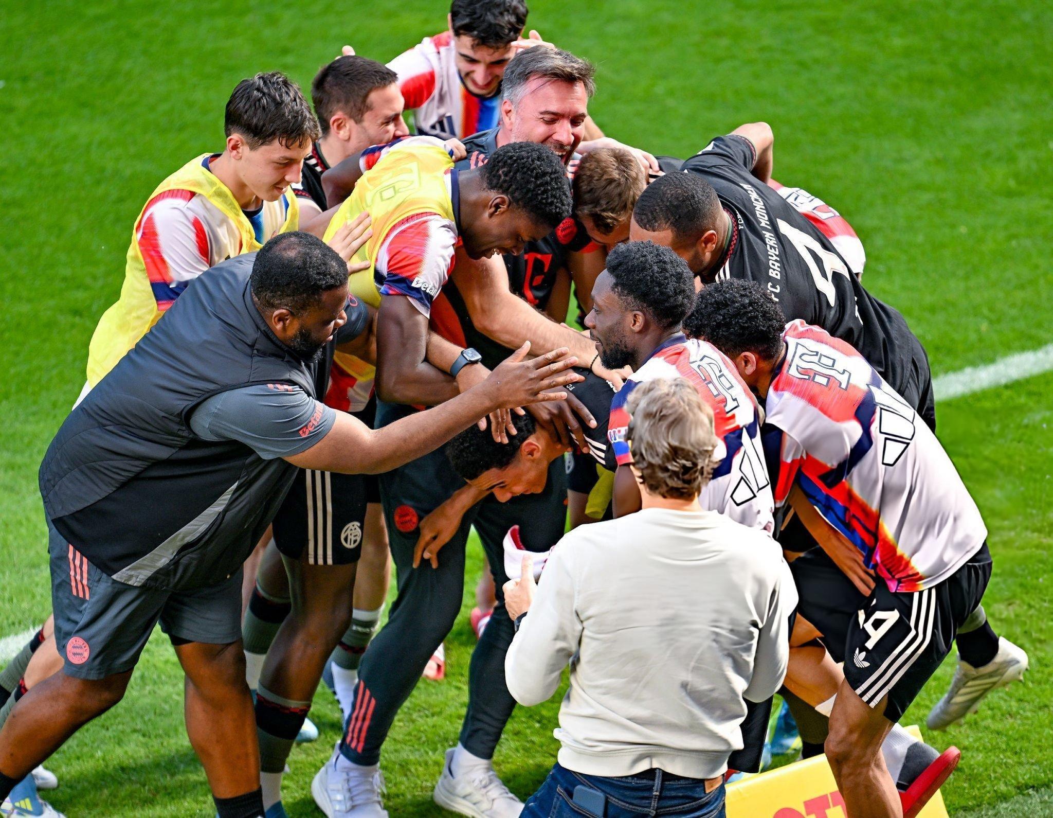 场上场下我们永远一条心下一站巴黎-王子公园球场 