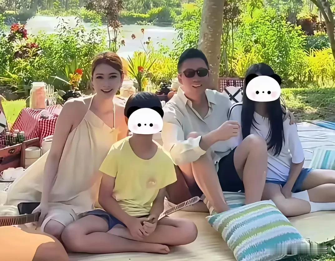 有网友说
有啥好秀的
一家四口人
三个“见不得光”

俩娃被打马赛克
男主人担心