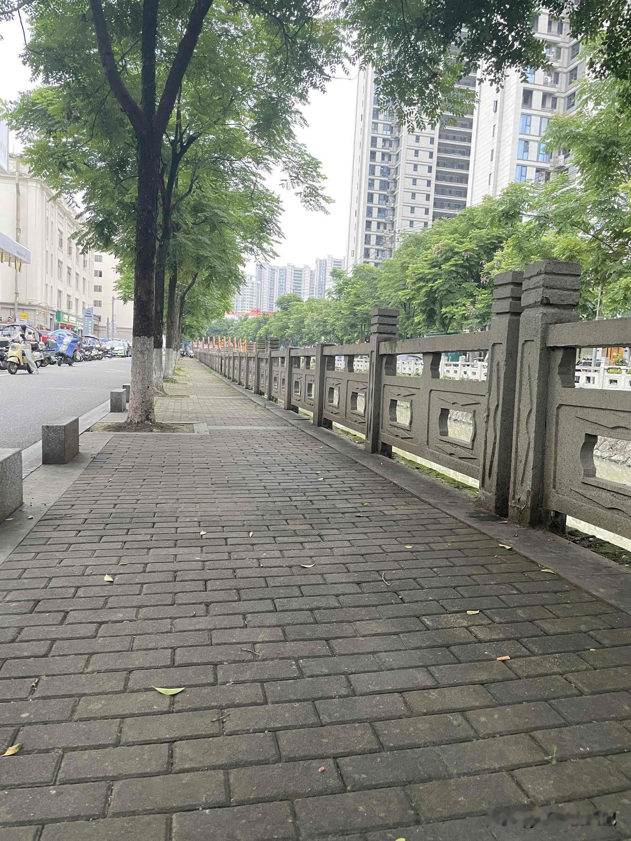 最喜欢这种人行道，结实美观又防滑[赞]