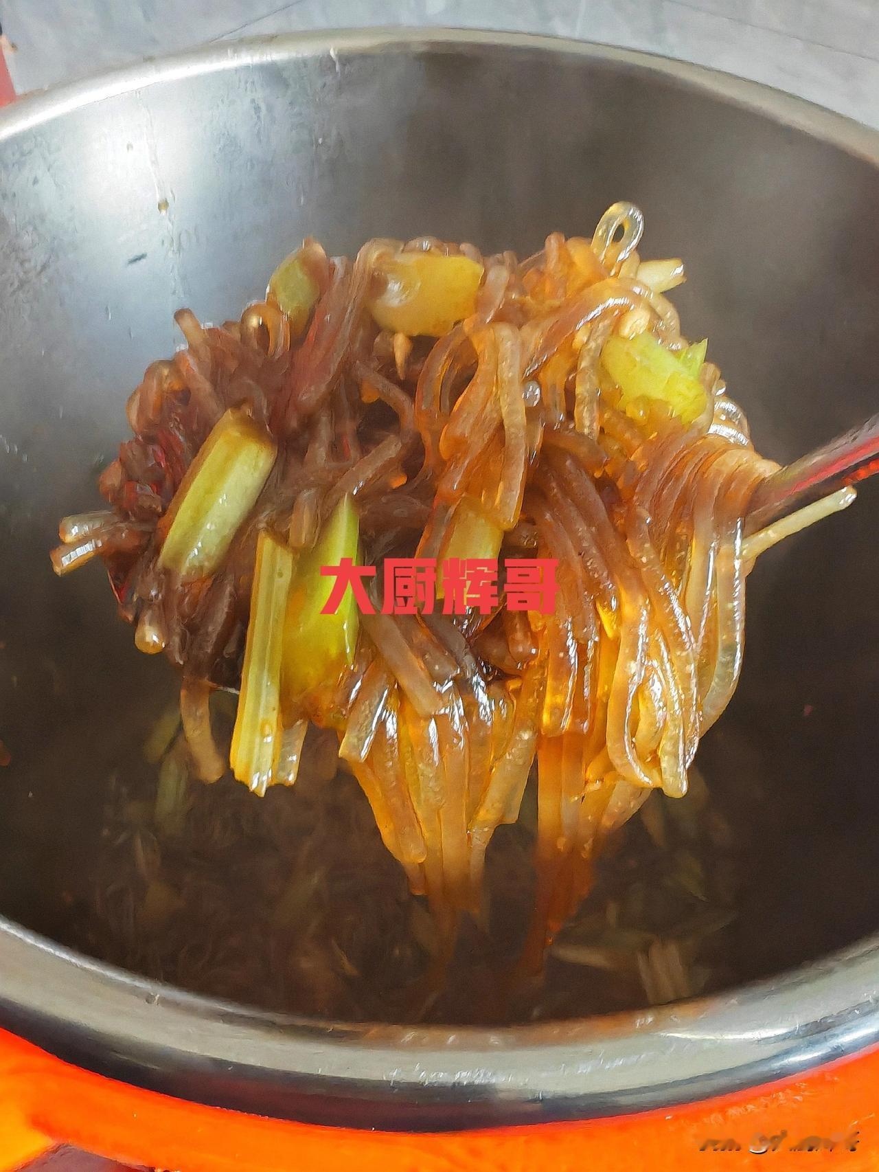 今天解锁芹菜炒粉条，妥妥的东北菜，下饭还好吃。
芹菜洗净切段，粉条提前热水泡发。