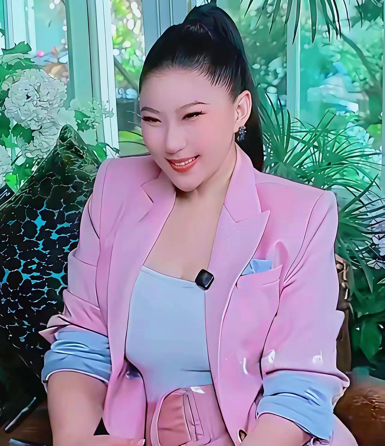 多读书真的有用，
​不信你看谢贤前女友Coco，
​高中毕业后没有上大学，
​反